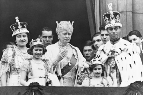 La famille royale sur le balcon du palais de Buckingham après le couronnement du roi George VI d'Angleterre. De gauche à droite, la reine Elizabeth, la princesse Elizabeth, la reine Mary, la princesse Margaret et le roi George VI. @ HULTON-DEUTSCH COLLECTION / CORBIS / GETTY IMAGES.