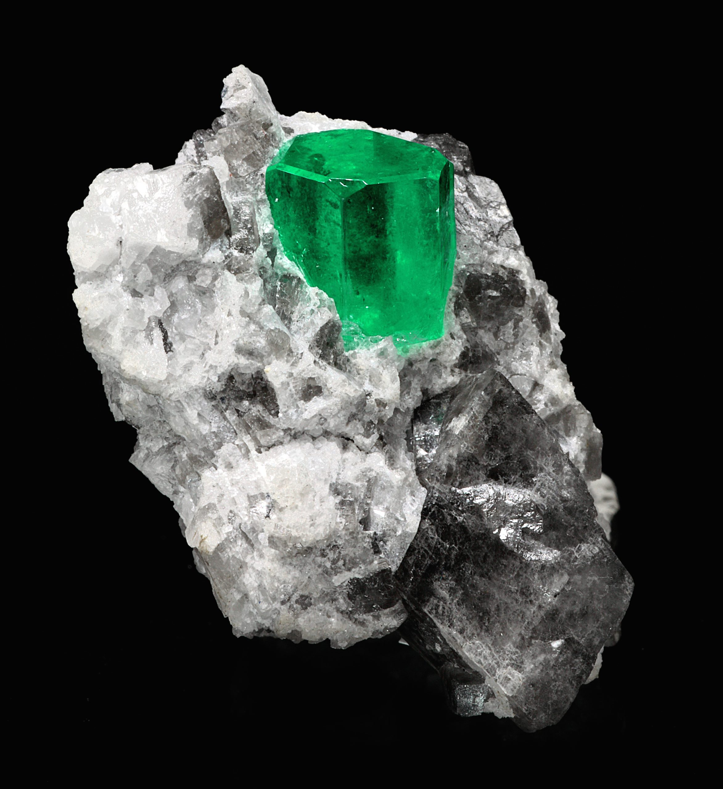 Émeraude sur matrice carbonatée. Cristal (10x9x9 mm). Mine La Pita, Colombie. Photo : Louis-Dominique Bayle/Le Règne Minéral.