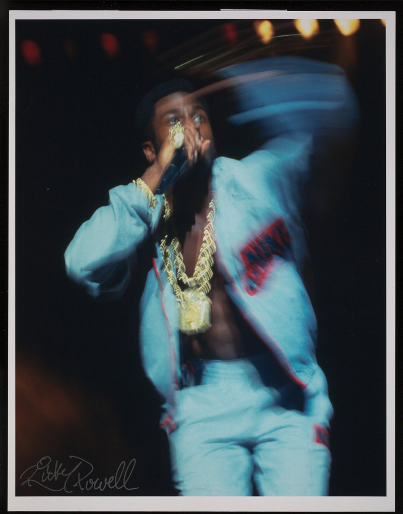 Ricky Powell, Le rappeur Rakim portant un blouson Nike à l’Apollo Theatre, 1988, Washington, National Museum of African American History and Culture