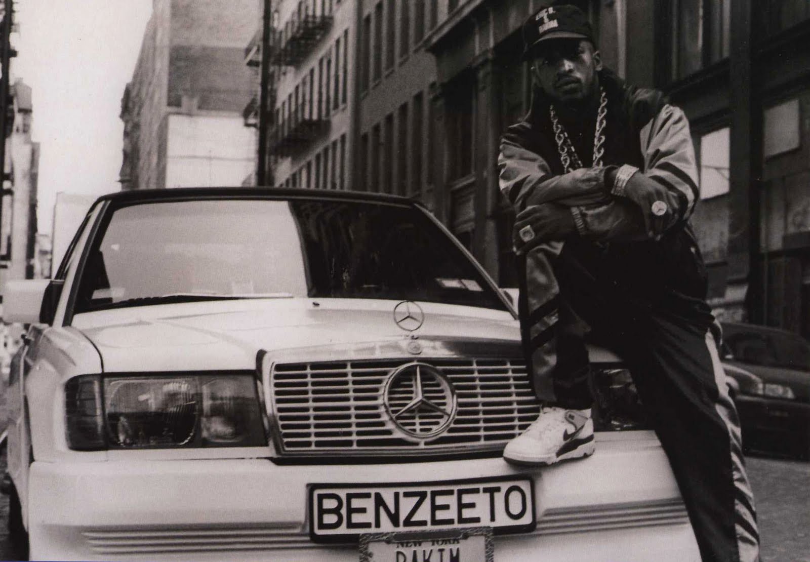 Michael Benabib, Photographie du rappeur Rakim portant un bague ornée du logo de Mercedes-Benz devant sa Benzeeto, Bleecker Street, New York, vers 1988, Washington, National Museum of African American History and Culture