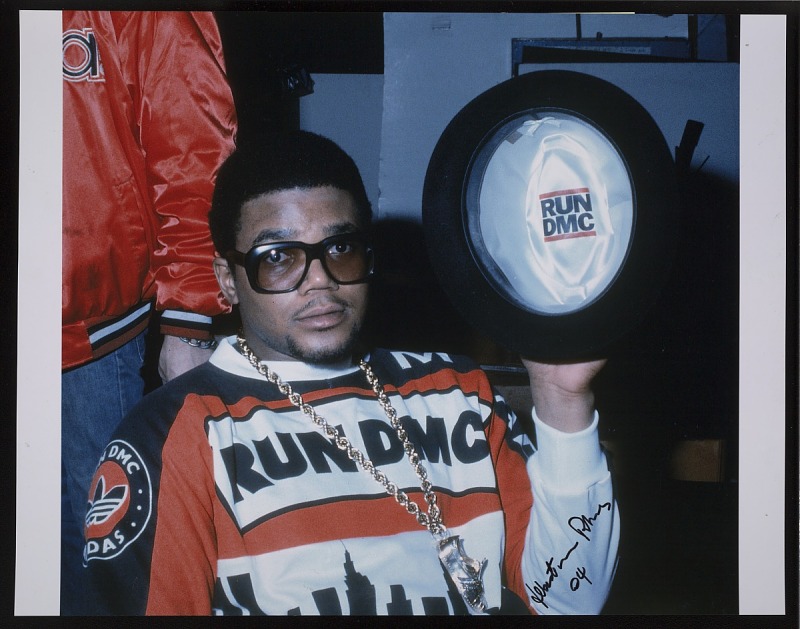 Sebastian Piras, DMC portant son pendentif Adidas sur le tournage de « Thougher than Leather », vers 1987, Washington, National Museum of African American History and Culture