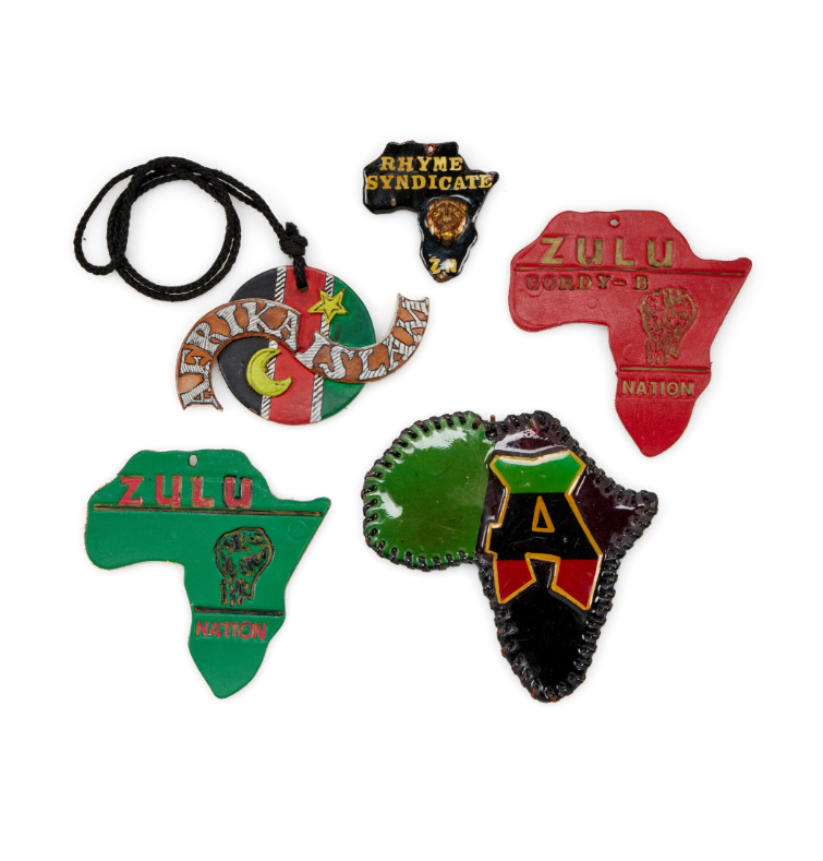 Pendentifs « Rythme Syndicate » et « Zulu Nation » conçus par Afrika Islam et le rappeur Ice-T, entre 1982 et 1988, cuir peint, Sotheby’s « The Art and Influence of hip hop », New York, 30 mars 2022, lot 27.