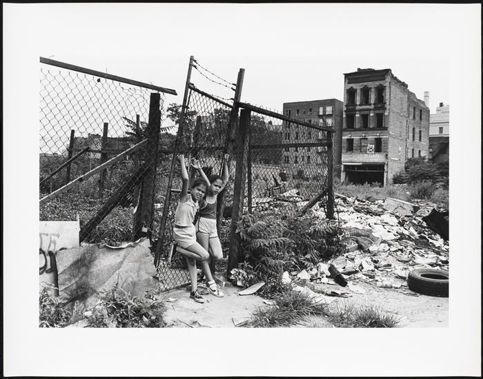 Mel Rosenthal pour le NY Times, Parmi les derniers résidents, leur terrain de jeu : Bathgate Avenue et East 173rd Street. 1976-1982 Épreuve à la gélatine argentique Musée de la ville de New York