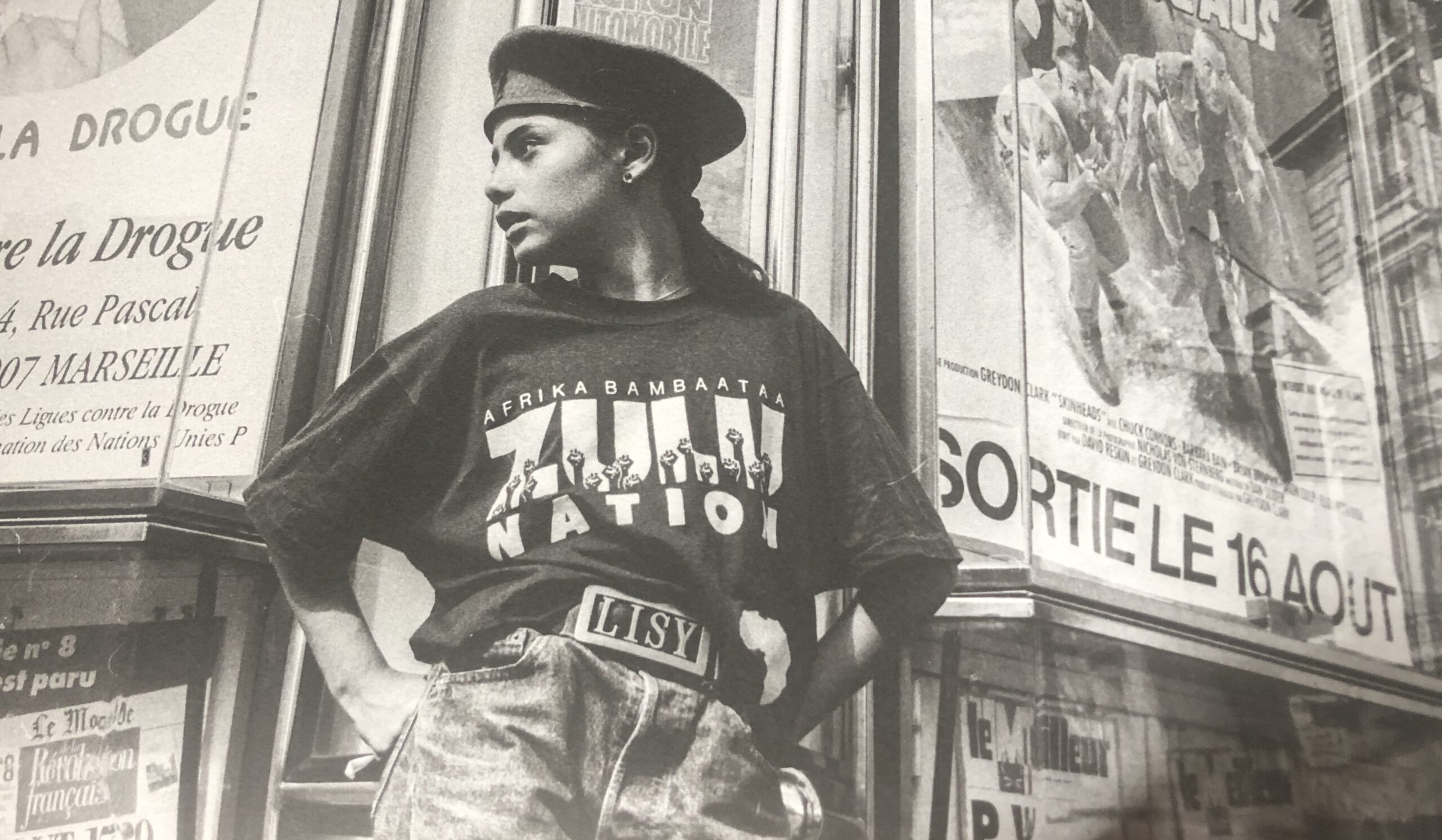 Yan Morvan, B-girl arborant un tee-shirt Zulu Nation, Paris, fin des années 1980.