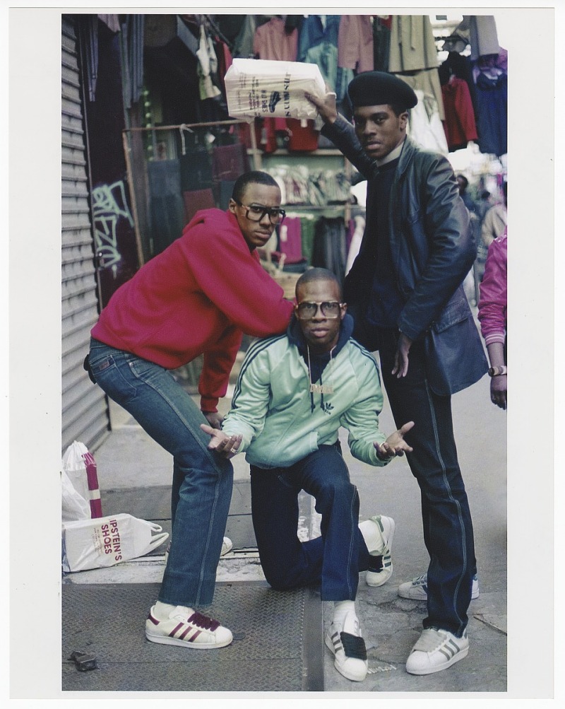 Jamel Shabazz, Trois hommes, dont l’un portant un collier nameplate, devant un magasin de sneakers à Delancey Street, New York, 1980, Washington, National Museum of African American History and Culture