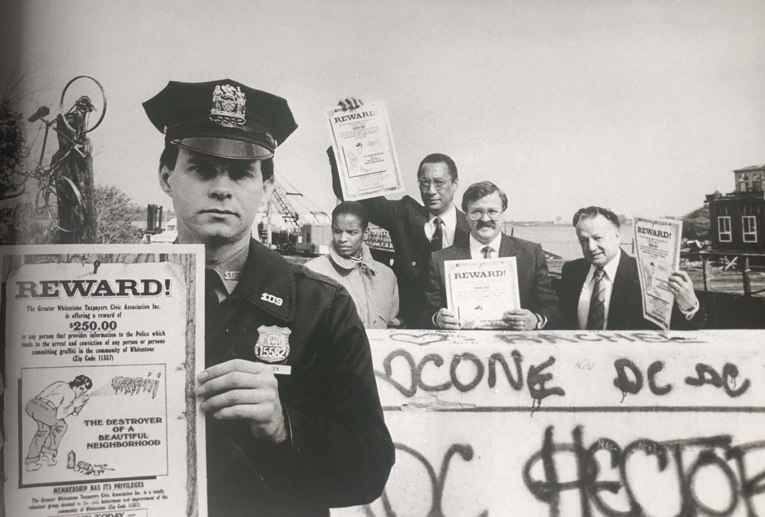 Dan Farrell, Élus et représentants de l’ordre new-yorkais brandissant des affiches de lutte contre le graffiti, 1988.