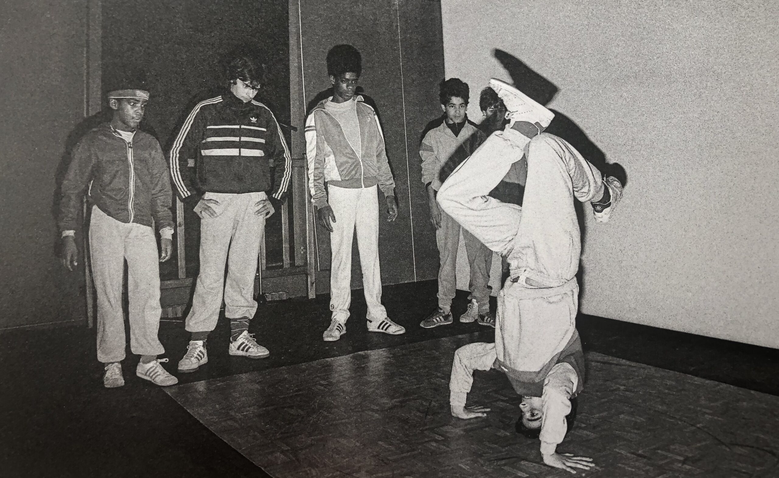 Willy Vainqueur, Breakdancers dans le cadre du Festival Fêtes et forts à la casse d’Aubervilliers, 1984.