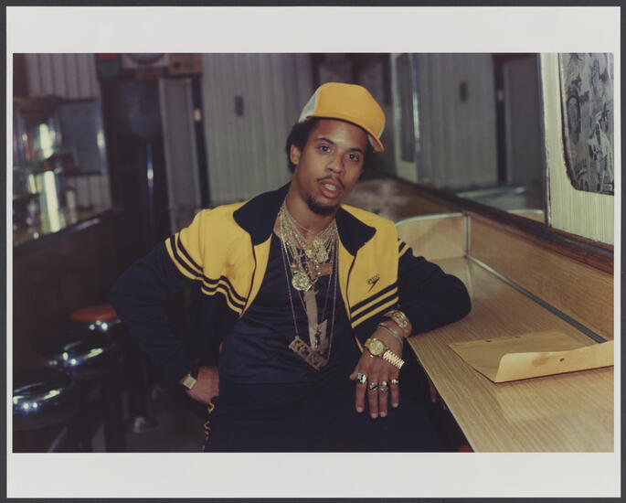 Jamel Shabazz, Un homme avec une veste et une casquette jaune, 1981, New York, Museum of the City of New York