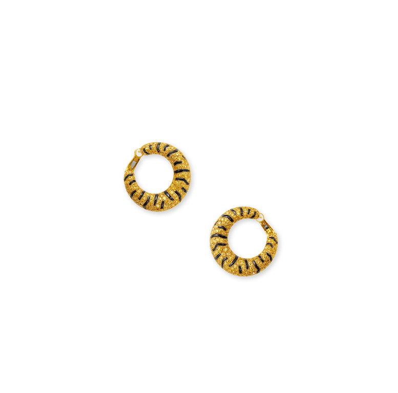 Boucle d'oreilles Tigre Cartier Paris 1986-1987. Or jaune diamants blancs et fancy intense yellow émeraudes onyx. Collection Cartier