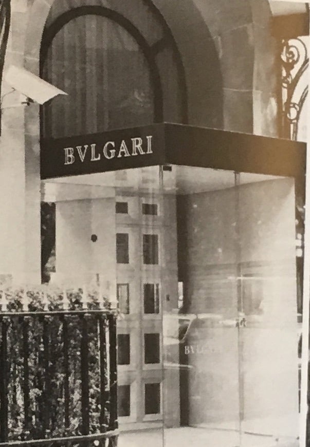 Photographie de la boutique Bulgari 27 avenue Montaigne à Paris publiée dans Vogue Paris en novembre 1980.