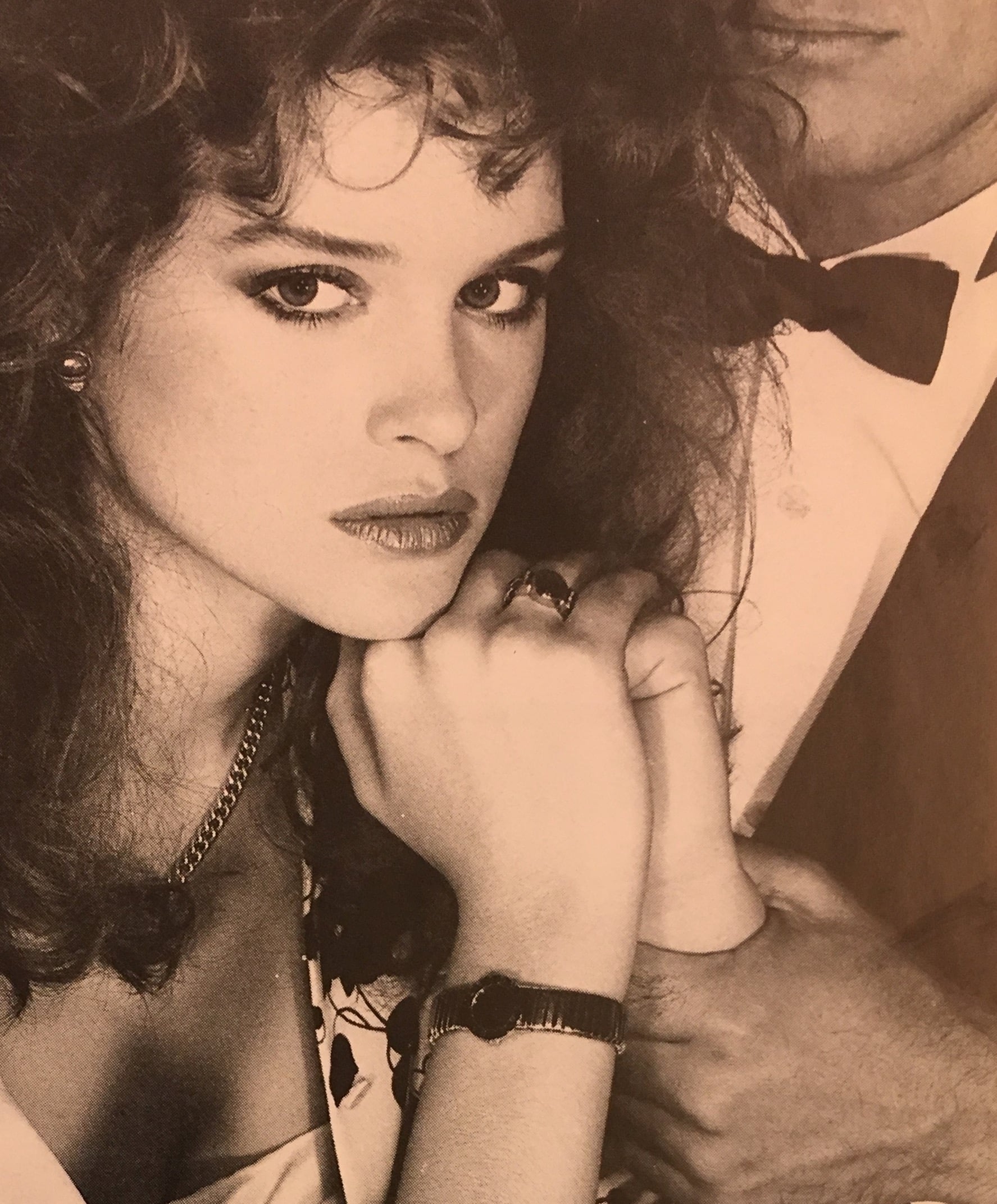 Modèle portant la montre bracelet BVLGARI BVLGARI publicite de Vogue Paris en fevrier 1982.