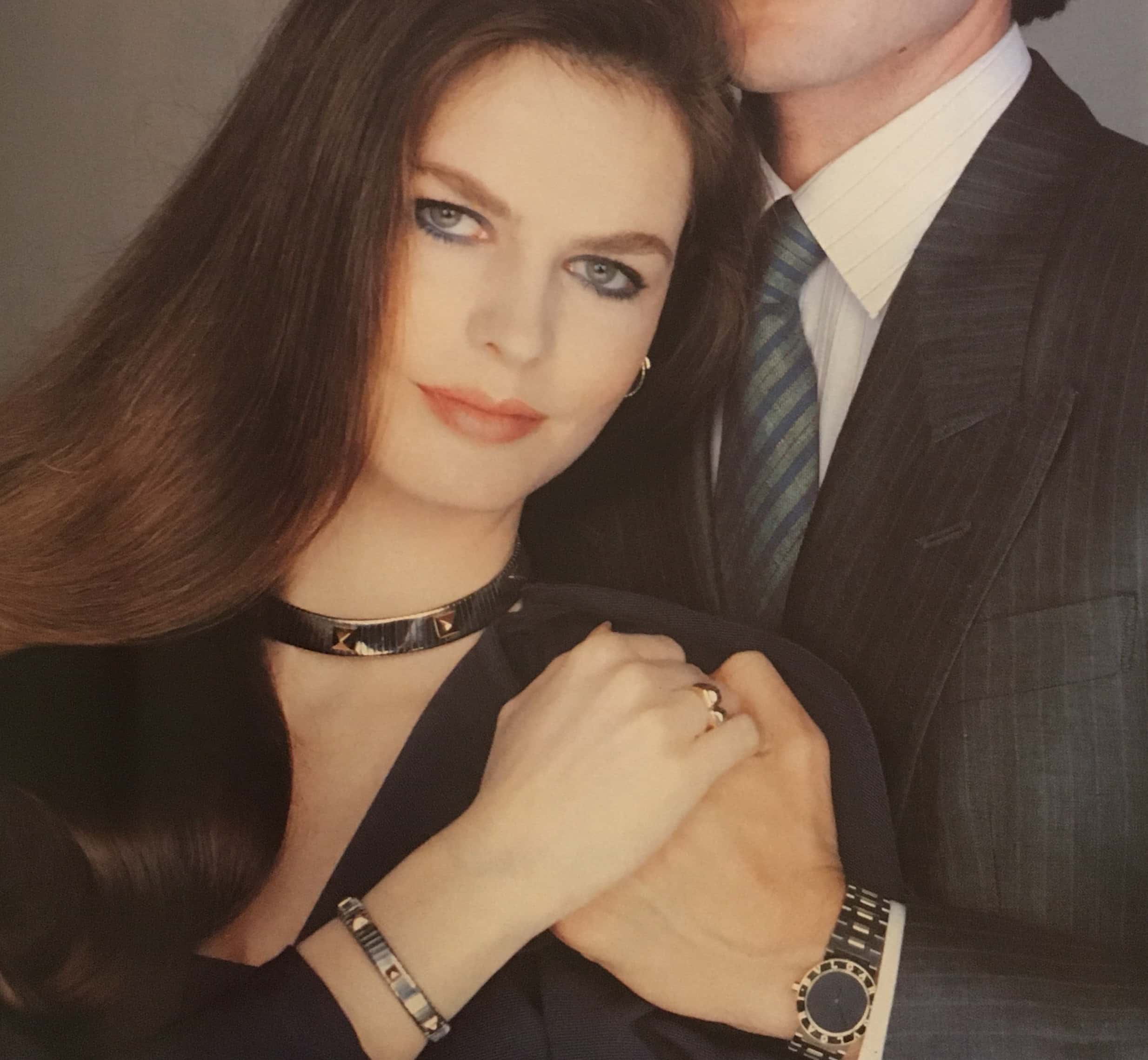 Cyrielle Claire portant une parure en acier et or jaune Bulgari publicite de Vogue Paris juin juillet 1983.