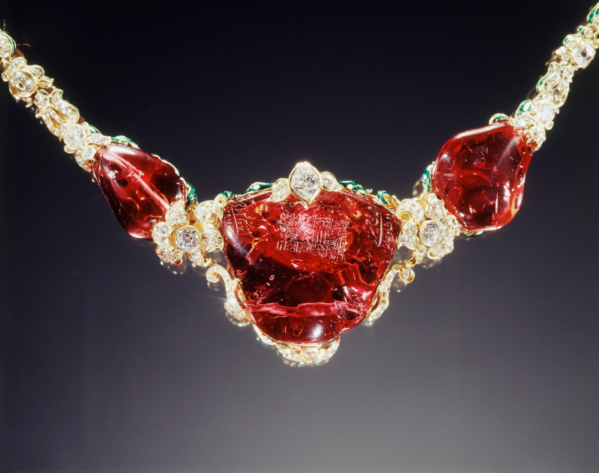 The Timur Ruby (in fact a spinel) at the centre of the necklace belonged to several Mughal emperors, including Shah Jahan, and like nos 224–5 came from Lahore in 1849. The necklace was designed to take the Koh-i-nûr as an alternative centrepiece. Made for Queen Victoria Royal Collection Trust