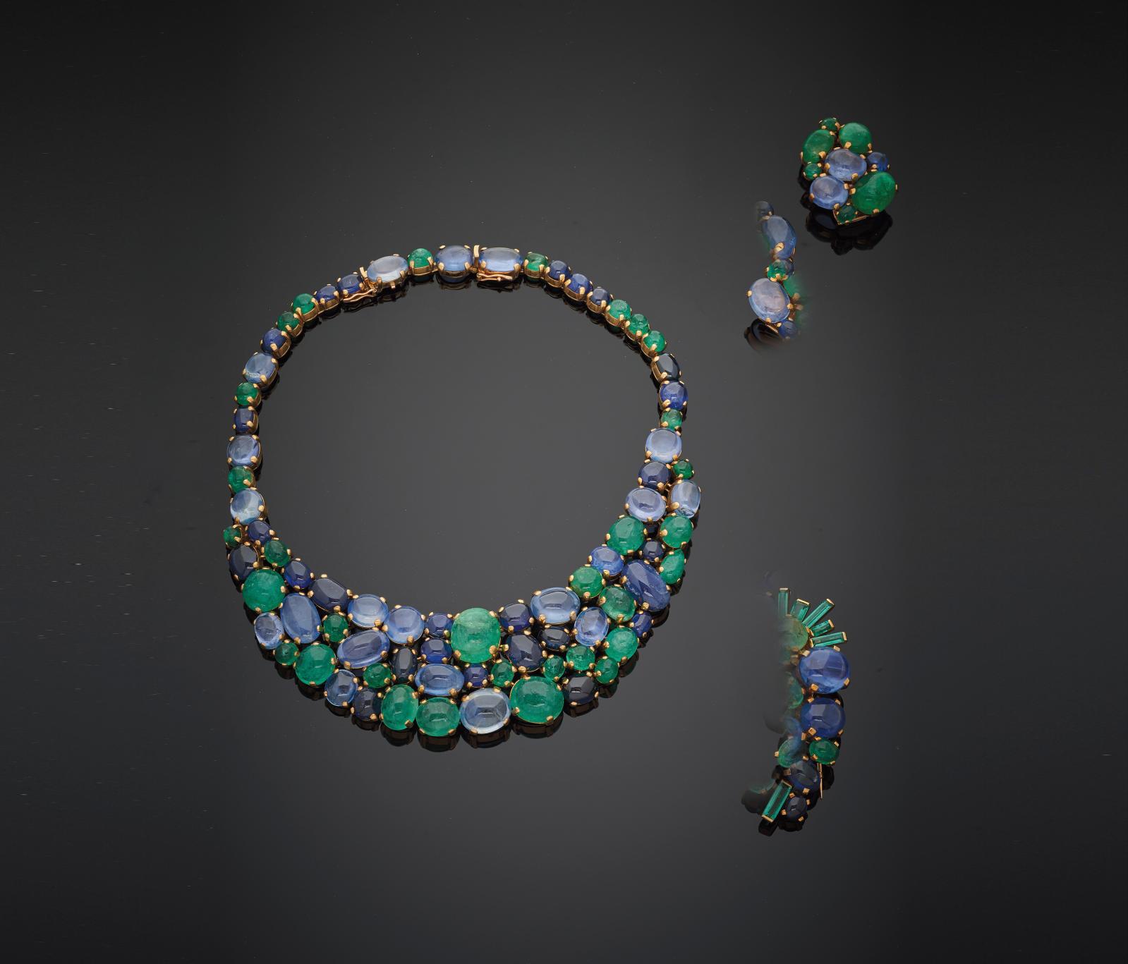 image Suzanne Belperron (1900–1983), drapery necklace, bodice clip and pair of ear clips in yellow gold set with cabochon sapphires and emeralds. Bijoux anciens et modernes, tableaux, Monday 26 June 2023, Hôtel Drouot, 75009 Paris. Castor Hara.